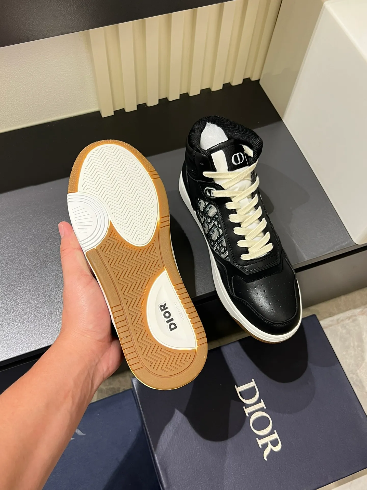 Men's shoes 💰p460 "Dio*" mid-top B27 casual sneakers. This B27 high-top sneaker is a new product in the series and continues Di*r's classic style. Crafted from gray and white smooth calf leather with beige and black Oblique print panels on the sides. The "CD Icon" shaped shoelace eyelets are clever and delicate, and the two-color rubber sole, rear collar and heel are all equipped with the brand's iconic details to enhance the style. Oblique printed straps at the ankle allow for an adjustable fit to complement the overall design. Fashionable and versatile, it can complement any look. Create an exquisite design with unique dynamic vitality and modern atmosphere, presented in low-top and high-top styles. This new must-have shoe adds a new dimension to Dior's archive heritage, embodying modern elegance. Purchase the original version and make it 1:1. If you need top quality, please come to me! Male 38-44!
